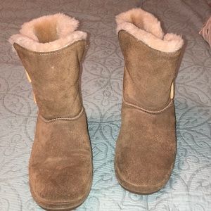 lightly used bearpaw boots